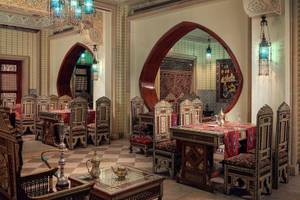 Inneneinrichtung des Palm Royale Soma Bay Restaurants mit orientalischen Möbeln und Dekor.