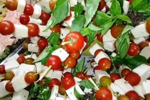 Vorspeisenplatte mit Tomaten, Mozzarella und Basilikum im Gemma Resort.