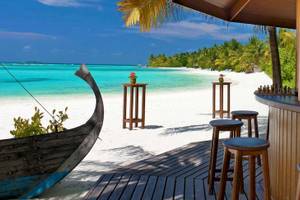 Strandbar des Gemma Resorts mit Blick auf den Strand und exotische Früchte