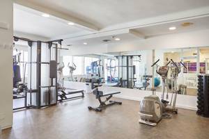 Fitnesscenter im Fergus Style Bahamas Hotel mit verschiedenen Trainingsgeräten und Spiegeln