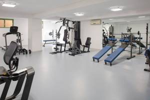 Fitnesscenter im Samaina Inn Hotel mit verschiedenen Trainingsgeräten.