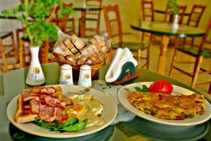 Frühstücksbuffet im Proteas Hotel mit Spiegelei, Speck und Toast auf einem Tisch