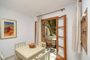 Speisezimmer des Proteas Hotel & Suites mit offenem Ausgang zur Terrasse