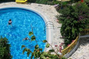 Außenpool des Proteas Hotel & Suites mit zwei Schwimmern und Sonnenliegen.