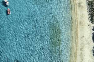 Luftaufnahme von Lagos Mare Strand mit Booten im Wasser
