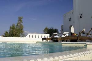 Außenbereich des Lagos Mare Hotels mit Pool, Liegestühlen und Früchten.
