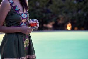 Frau mit Cocktail im Lagos Mare Hotel