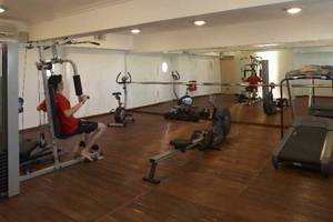 Fitnessraum im Lagos Mare Hotel mit verschiedenen Trainingsgeräten.