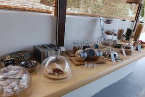 Frühstücksbuffet im Naxos Summerland Resort Hotel mit Brot, Gebäck und verschiedenen Snacks.