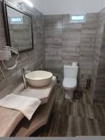 Badezimmer mit Dusche und Toilette im Naxos Summerland Resort