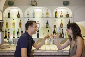 Mann und Frau mit Champagner im Hotel Mare Pineta.