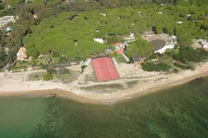 Luftaufnahme des Mare Pineta Hotels mit Tennisplatz und Pool
