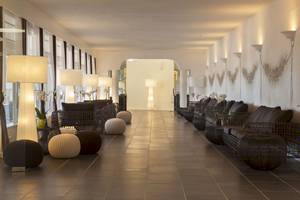 Lobby-Lounge des Mare Pineta Hotels mit modernen Möbeln und Wanddekorationen.