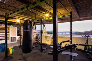 Fitnessbereich im Paros Agnanti Resort & Spa mit Blick auf das Meer.