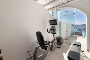 Fitnessraum mit Aussicht auf das Meer im Paros Agnanti Resort & Spa.