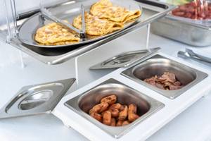 Frühstücksbuffet im Iris Boutique Hotel mit Omelettes, Speck und Würstchen