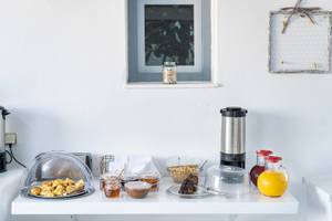 Frühstücksbuffet im Iris Boutique Hotel mit Croissants, Marmelade und Getränken.