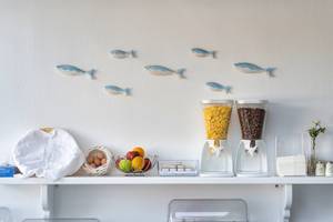Frühstücksbuffet im Iris Boutique Hotel mit Früchten, Eiern und Getränkeautomaten.