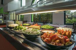 Buffet-Tisch im Gran Caribe Villa Tortuga Hotel mit verschiedenen Salaten und Gemüsegerichten.