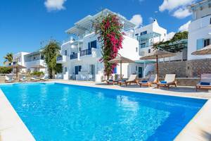 Außenbereich des Pyrgaki Hotels mit Swimmingpool und Liegestühlen.