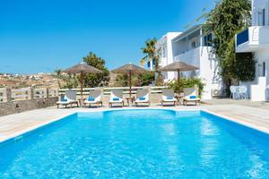 Außenpool mit Sonnenliegen und Sonnenschirmen neben dem Pyrgaki Hotel
