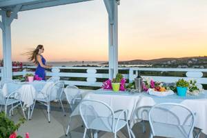 Pyrgaki Hotel Terrasse mit Aussicht auf eine Insel bei Sonnenuntergang
