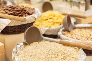 Eine Auswahl von Schnittlauch, Haferflocken und Chips auf einem Buffet, serviert in verschiedenen Körben.
