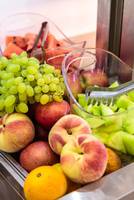 Obstbuffet im Pyrgaki Hotel mit Trauben, Äpfeln, Melonen, Nektarinen und Orangen.