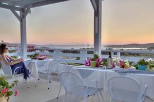 Terrasse des Pyrgaki Hotels mit Blick auf das Meer und die untergehende Sonne
