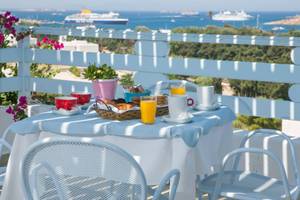 Frühstückstisch auf der Terrasse des Pyrgaki Hotels mit Blick auf das Meer.