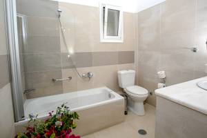Ein Badezimmer mit einer Badewanne, Dusche, Toilette und Waschbecken.