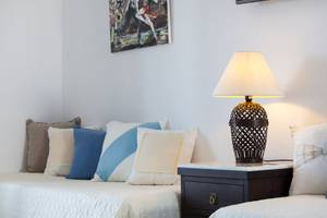 Schlafzimmer im Pyrgaki Hotel mit Lampen und Fernseher an der Wand.