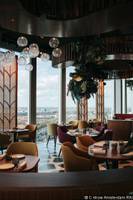 Innenansicht des Restaurants im nhow Amsterdam RAI mit Blick auf die Stadt.