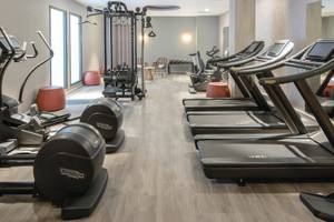 Fitness Center im Leonardo Royal Hotel Amsterdam mit Laufbändern und Kraftgeräten
