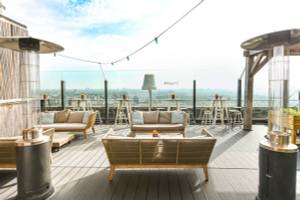 Leonardo Hotel Amsterdam Rembrandtpark Dachterrasse mit Möbeln und Stadtblick