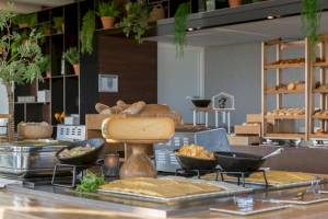 Leonardo Hotel Amsterdam Rembrandtpark Speisesaal mit verschiedenen Gerichten und Käse