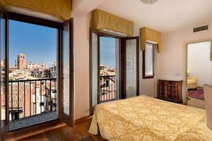 Schlafzimmer mit Balkon und Blick auf die Stadt im San Marco Palace Hotel