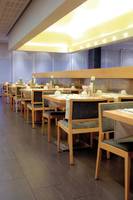 Innenansicht des Restaurants des Vincci Maritimo Hotels mit gedeckten Tischen und Stühlen.