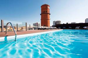 Dachpool des Attica 21 Barcelona Mar Hotels mit Blick auf die Stadt