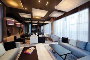 Hotellobby des Attica 21 Barcelona Mar mit modernen Möbeln, großen Fenstern und großen Lampen