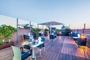 Dachterrasse des Attica 21 Barcelona Mar Hotel mit Blick auf die Stadt