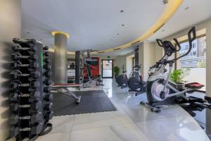 Fitnessbereich im Ciutadella Barcelona Hotel mit diversen Trainingsgeräten.