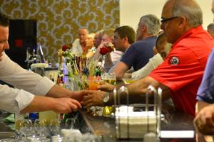 Bar Mitarbeiter bedienen Gäste im Azura Deluxe Resort & Spa