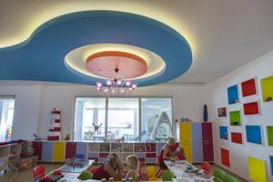 Kinderzimmer im Azura Deluxe Resort & Spa mit bunten Möbeln und Spielen.