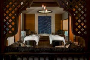Behandlungsraum im Güral Premier Belek Hotel Spa mit zwei Massagetischen und einem Whirlpool.