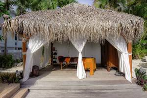 Massage Pavillon im La Pagerie - Tropical Garden Hotel mit üppigem tropischen Garten im Hintergrund.