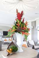 Tropische Blumen in einer weißen Vase im La Pagerie Hotel-Lobby.