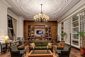 Hotellobby mit Sofa, Kamin, Kronleuchter und Holzboden im Rubi Platinum Spa Resort & Suites.