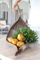 Ein Zimmer im La Pagerie - Tropical Garden Hotel mit einer großen Holzschale, die Früchte und Pflanzen enthält.