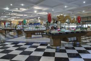 Buffetbereich im Delphin Deluxe Hotel mit asiatischen Dekorationen und verschiedenen Speisen.